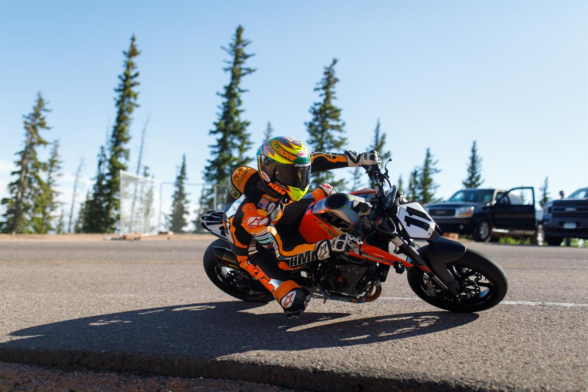 RECORD DE LA KTM 790 DUKE CON CHRIS FILLMORE EN LA MITICA SUBIDA DE PIKES PEAK