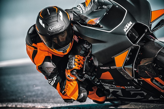 REVISADA, REMODELADA Y PREPARADA PARA LA COMPETICIÓN: LA KTM RC 8C CALIENTA MOTORES